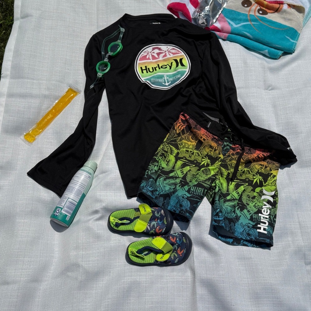 Hurley‎ Boys Size 5 Swim Trunks | Shark Surf Y2K - Picture 2 of 6